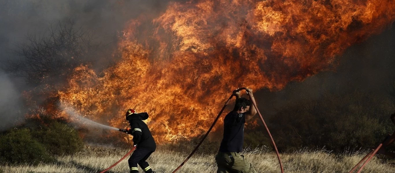 Πρέβεζα: Μεγάλη φωτιά καίει δάσος